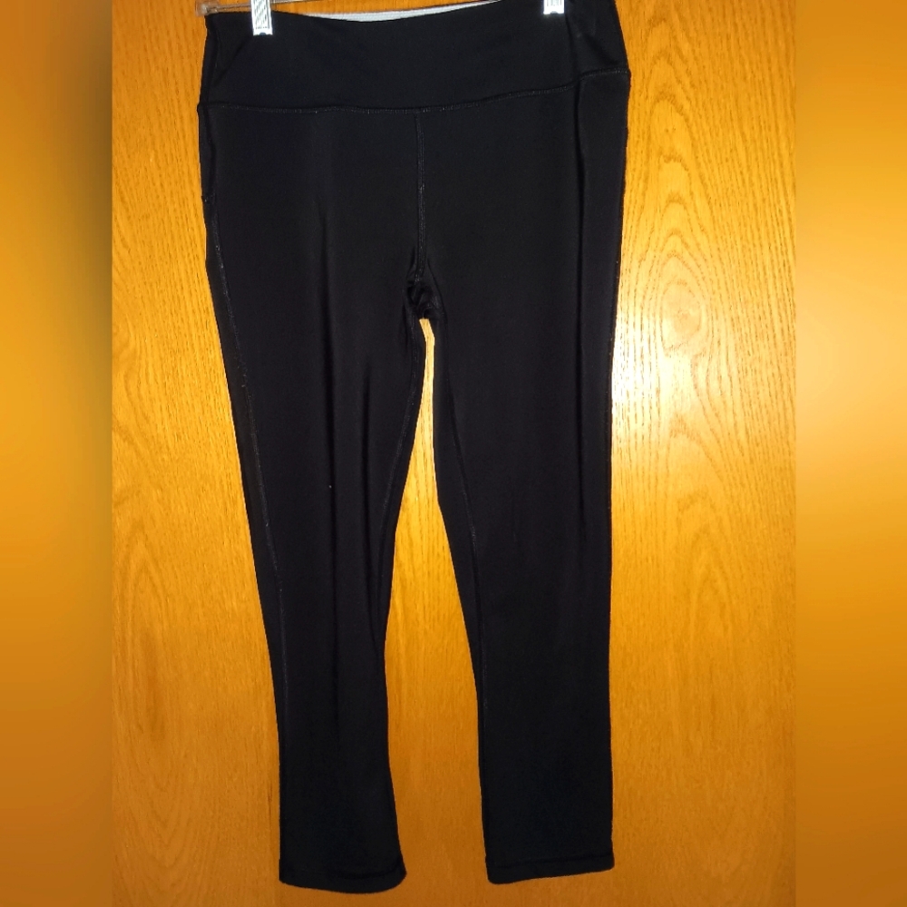 Women's size medium,  MTX capri leggings